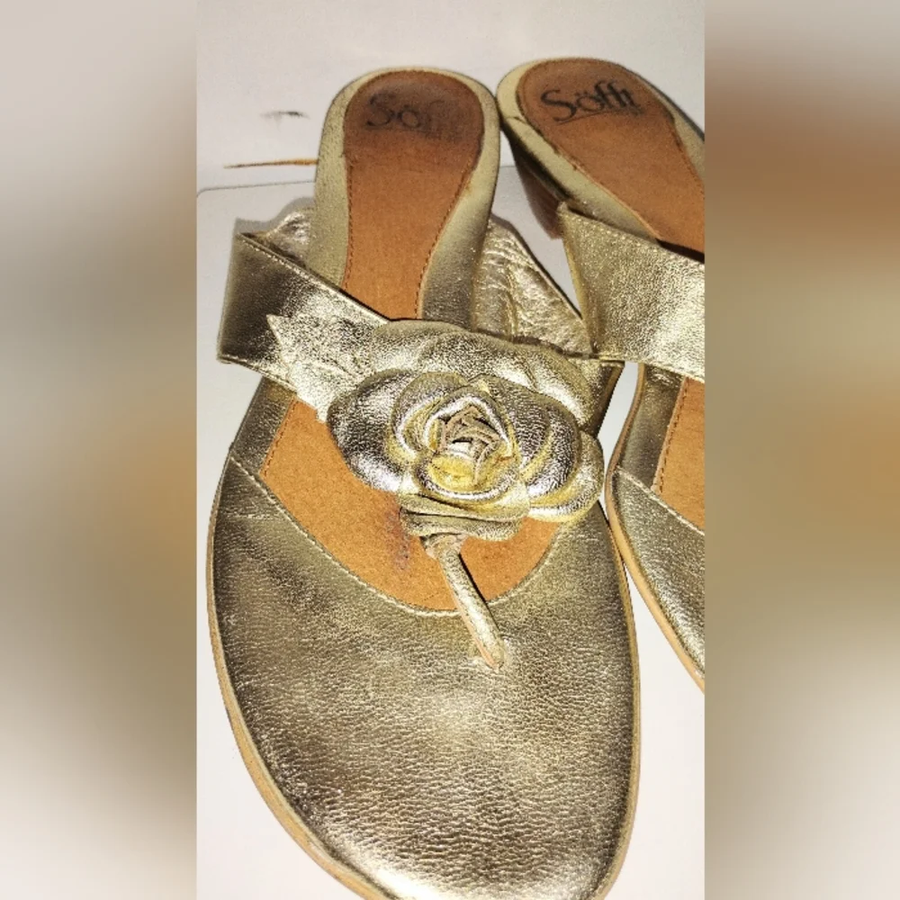GOLD LEATHER ROSETTE SANDALS - Picture 4 of 7